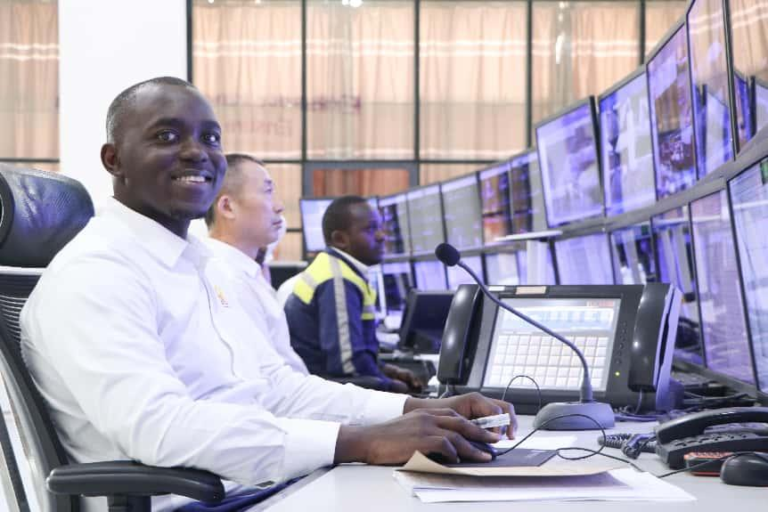 在蒙內(nèi)鐵路調(diào)度中心，本地調(diào)度員克林頓·奧巴雷與中國調(diào)度員張興華共同進行列車調(diào)度指揮工作。非洲之星鐵路運營有限責任公司供圖