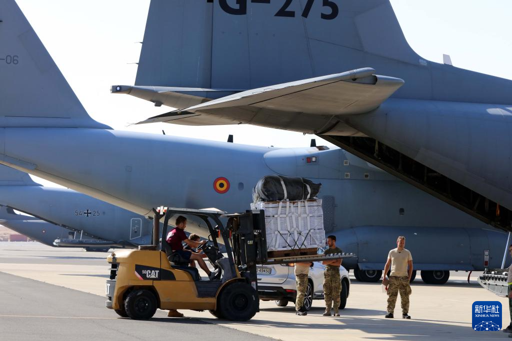 8月17日，在位于約旦扎爾卡省的阿卜杜拉二世空軍基地，多架飛機正在裝載送往加沙地帶的援助物資。新華社發(fā)（穆罕默德·阿布·古什攝）