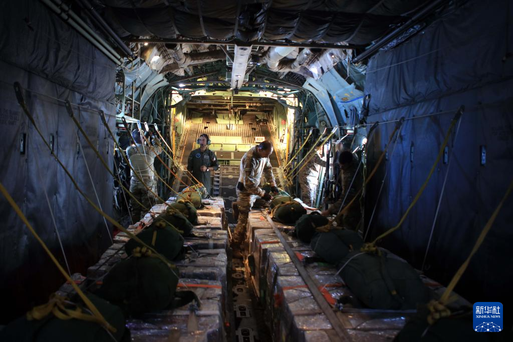 8月17日，一架載滿援助物資的約旦皇家空軍飛機前往加沙地帶空投物資。新華社發(fā)（穆罕默德·阿布·古什攝）