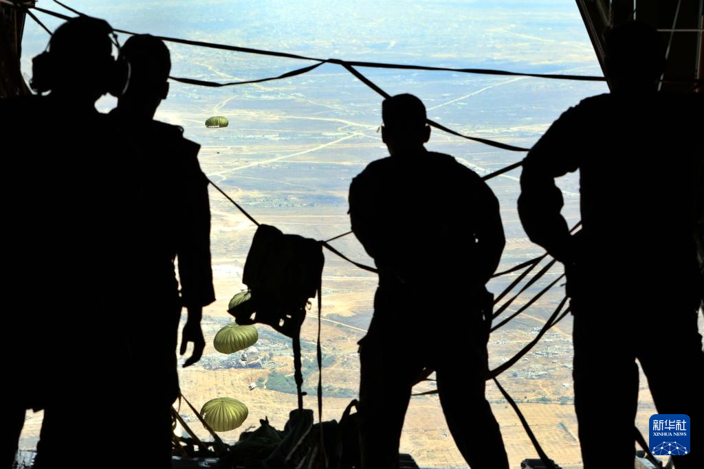 8月17日，約旦皇家空軍士兵向加沙地帶空投物資。新華社發(fā)（穆罕默德·阿布·古什攝）