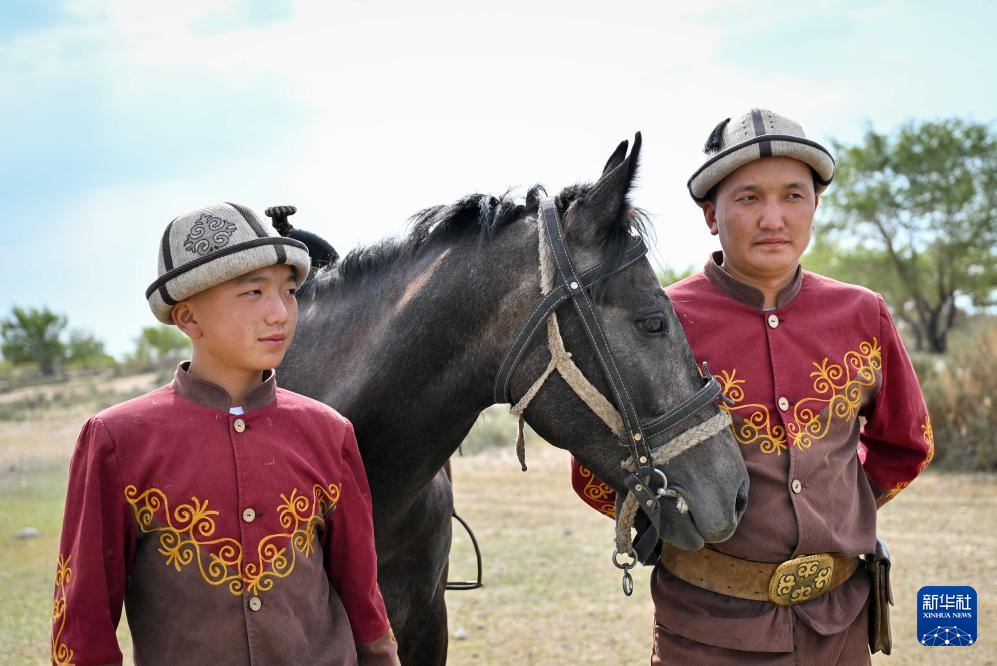 這是8月16日在吉爾吉斯斯坦喬爾蓬阿塔附近拍攝的獵人努爾蘇丹（右）和兒子扎帕爾。新華社記者 李任滋 攝