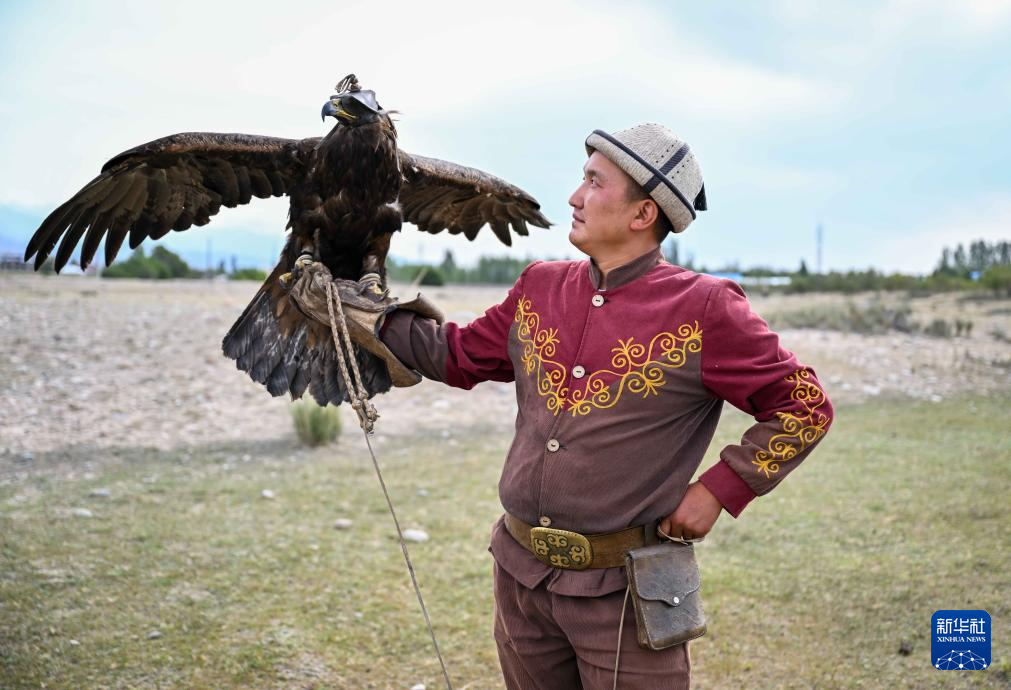 8月16日，在吉爾吉斯斯坦喬爾蓬阿塔附近，獵人努爾蘇丹表演狩獵。新華社記者 李任滋 攝