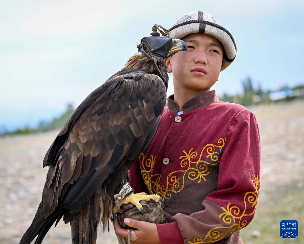 8月16日，在吉爾吉斯斯坦喬爾蓬阿塔附近，小獵人扎帕爾表演狩獵。新華社記者 李任滋 攝