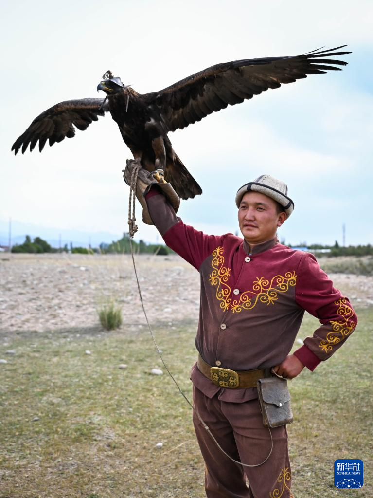 8月16日，在吉爾吉斯斯坦喬爾蓬阿塔附近，獵人努爾蘇丹表演狩獵。新華社記者 李任滋 攝
