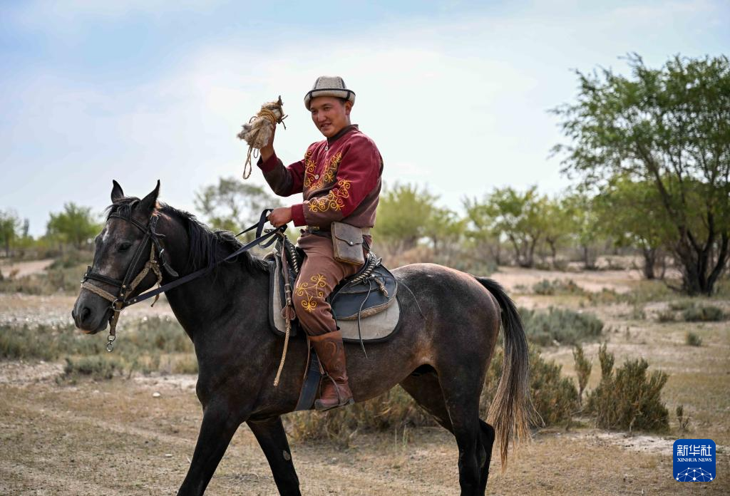 8月16日，在吉爾吉斯斯坦喬爾蓬阿塔附近，獵人努爾蘇丹表演狩獵。新華社記者 李任滋 攝