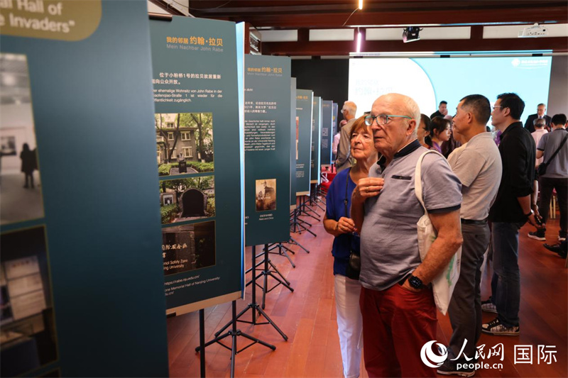 圖為德國民眾在觀展。人民網(wǎng)記者 劉仲華攝
