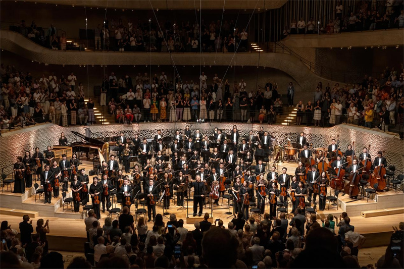 圖為演出結束后樂團向熱情的觀眾謝幕。牛小北攝