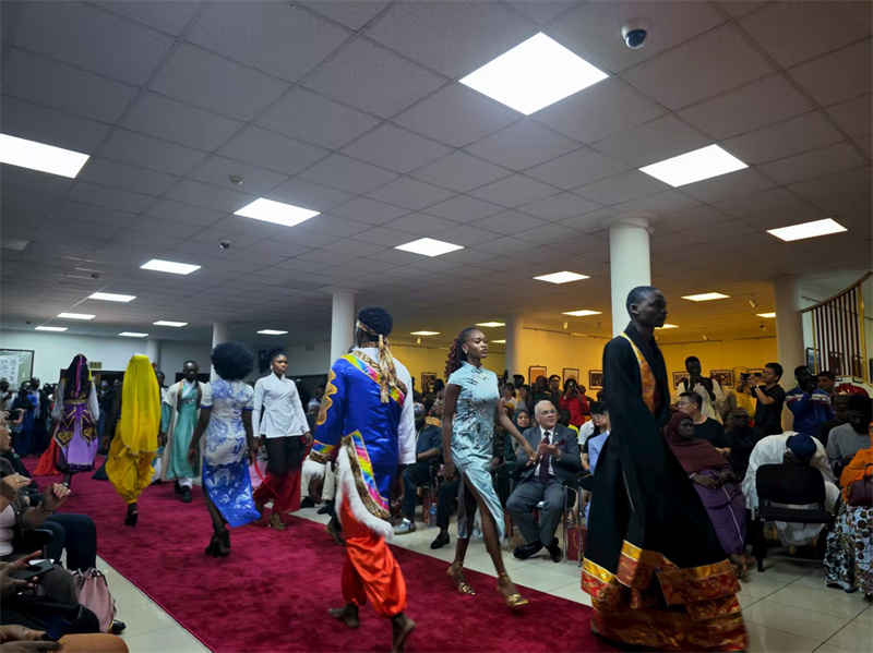 “2025年中尼文化和旅游節(jié)”中尼時(shí)裝秀 尼日利亞中國(guó)文化中心供圖