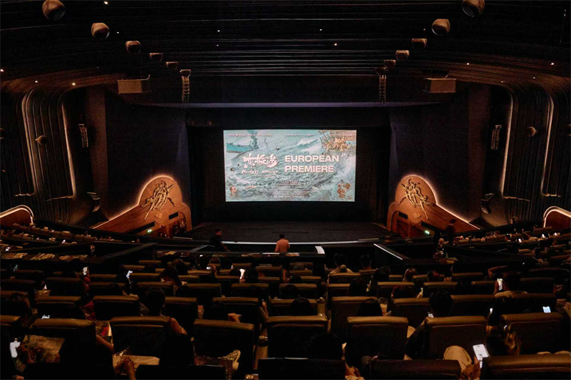 中英各界觀眾觀看電影《東極島》。楊浩鵬攝