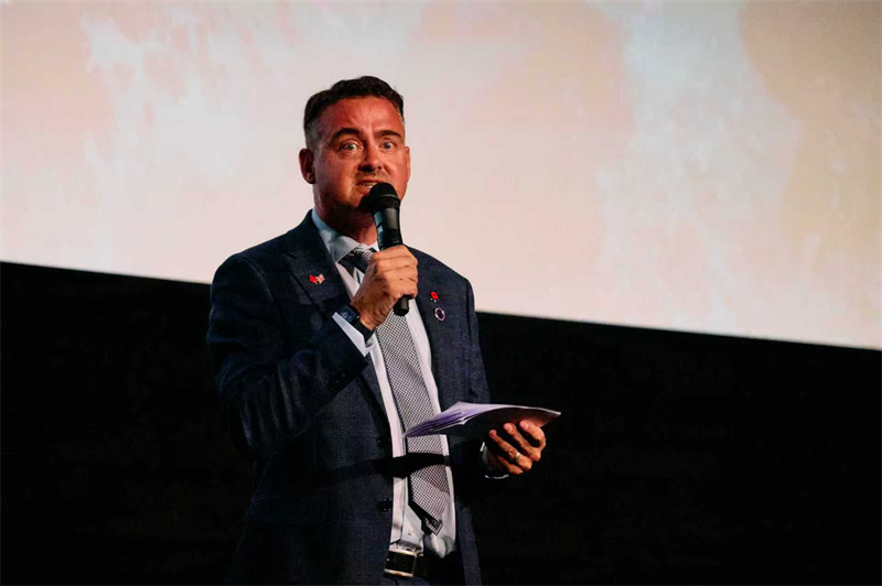 “里斯本丸”號(hào)船英軍戰(zhàn)俘家屬協(xié)會(huì)主席瓊斯發(fā)表致辭。楊浩鵬 攝