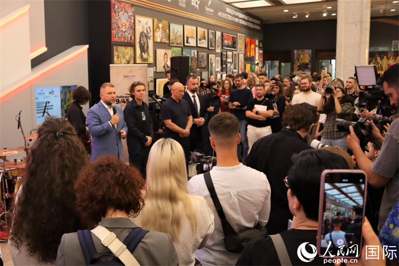 《藝術(shù)與和平——生命的偉大勝利》國際美術(shù)作品展開幕式現(xiàn)場。人民網(wǎng)記者 于宏建攝