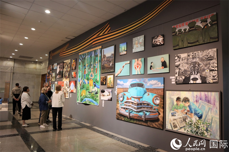 《藝術(shù)與和平——生命的偉大勝利》國際美術(shù)作品展開幕式現(xiàn)場。人民網(wǎng)記者 于宏建攝