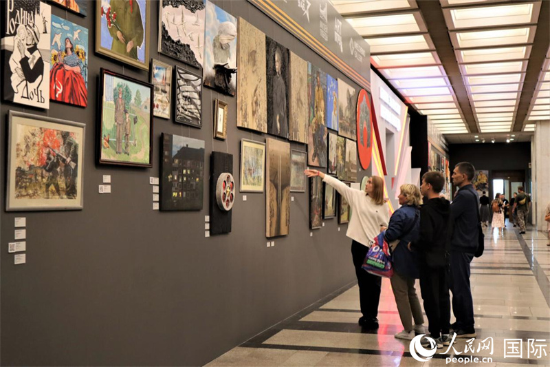 《藝術(shù)與和平——生命的偉大勝利》國際美術(shù)作品展開幕式現(xiàn)場。人民網(wǎng)記者 于宏建攝