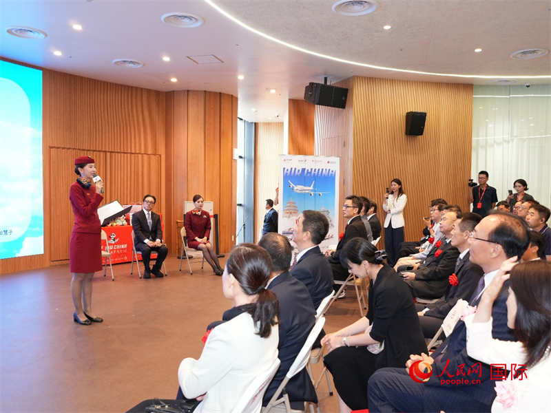 國航終身白金卡客戶、日籍乘務(wù)員和地面服務(wù)人員代表分享動(dòng)人瞬間。人民網(wǎng) 許可攝
