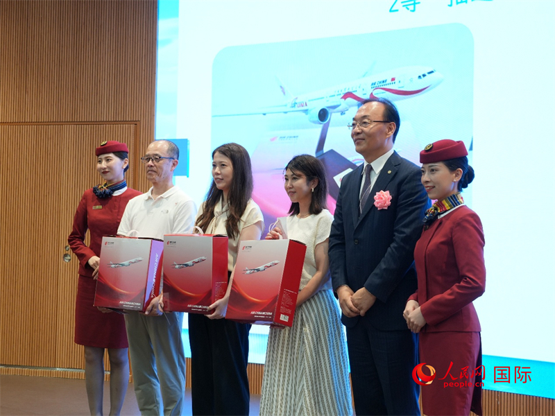 國航日韓支社長(zhǎng)馮力（右二）為觀眾頒發(fā)獎(jiǎng)品。人民網(wǎng) 許可攝