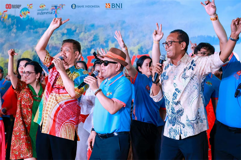 印尼駐華大使周浩黎（右二）在活動(dòng)現(xiàn)場(chǎng)傾情獻(xiàn)唱。印尼駐華大使館供圖