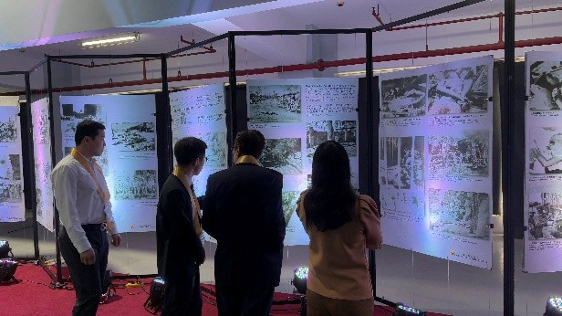 參會(huì)人員參觀圖片展，感受圖像訴說(shuō)的沉重歷史。紅溪禮示大學(xué)孔子學(xué)院供圖