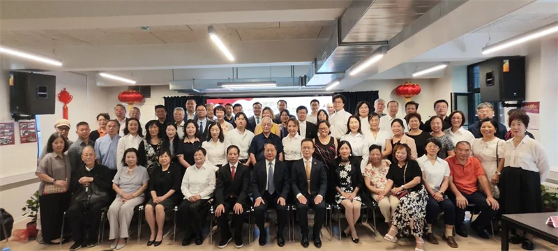 中國駐丹麥大使王雪峰與參會的旅丹僑胞和留學(xué)生合影。中國駐丹麥大使館供圖