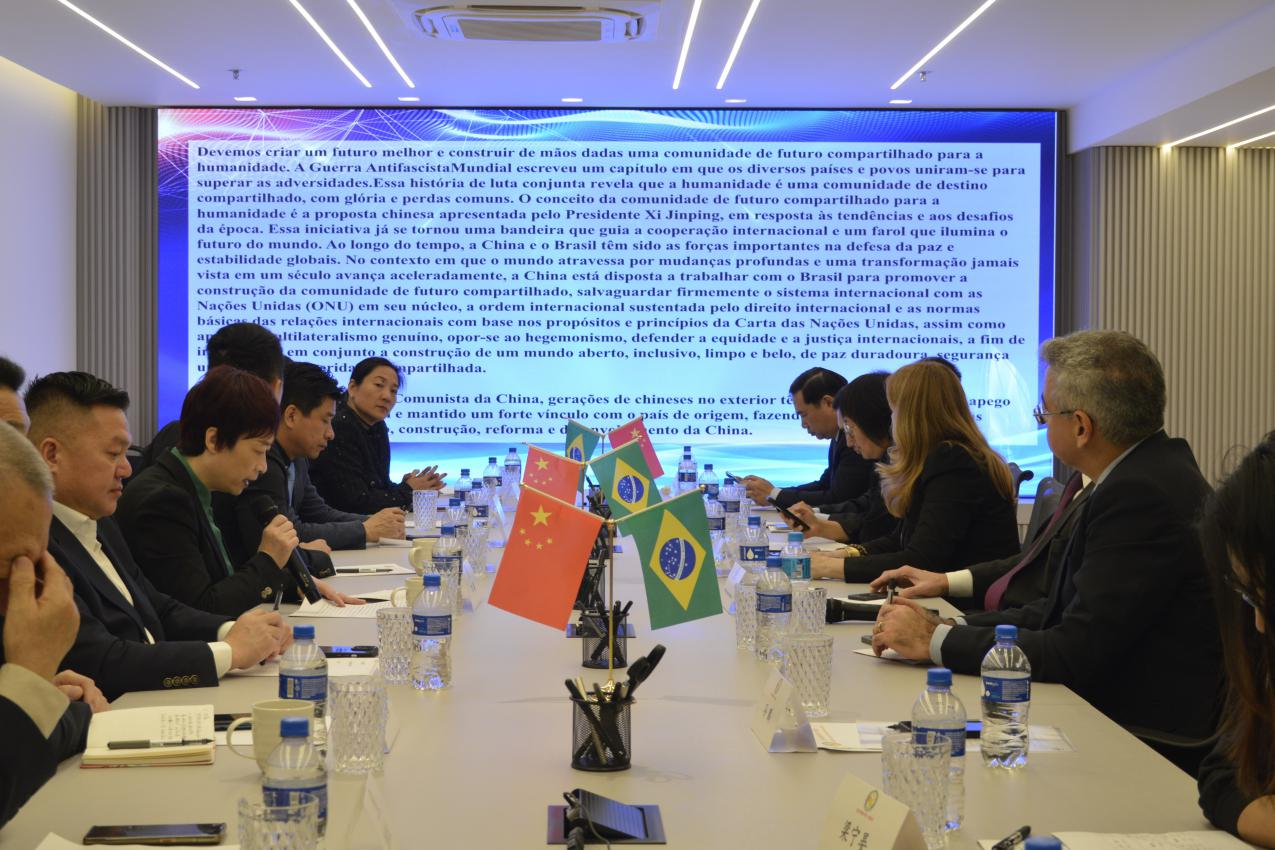 當(dāng)?shù)貢r(shí)間8月15日，紀(jì)念中國(guó)人民抗日戰(zhàn)爭(zhēng)暨世界反法西斯戰(zhàn)爭(zhēng)勝利80周年座談會(huì)在巴西中國(guó)和平統(tǒng)一促進(jìn)會(huì)會(huì)館舉行。 陳妤汎攝