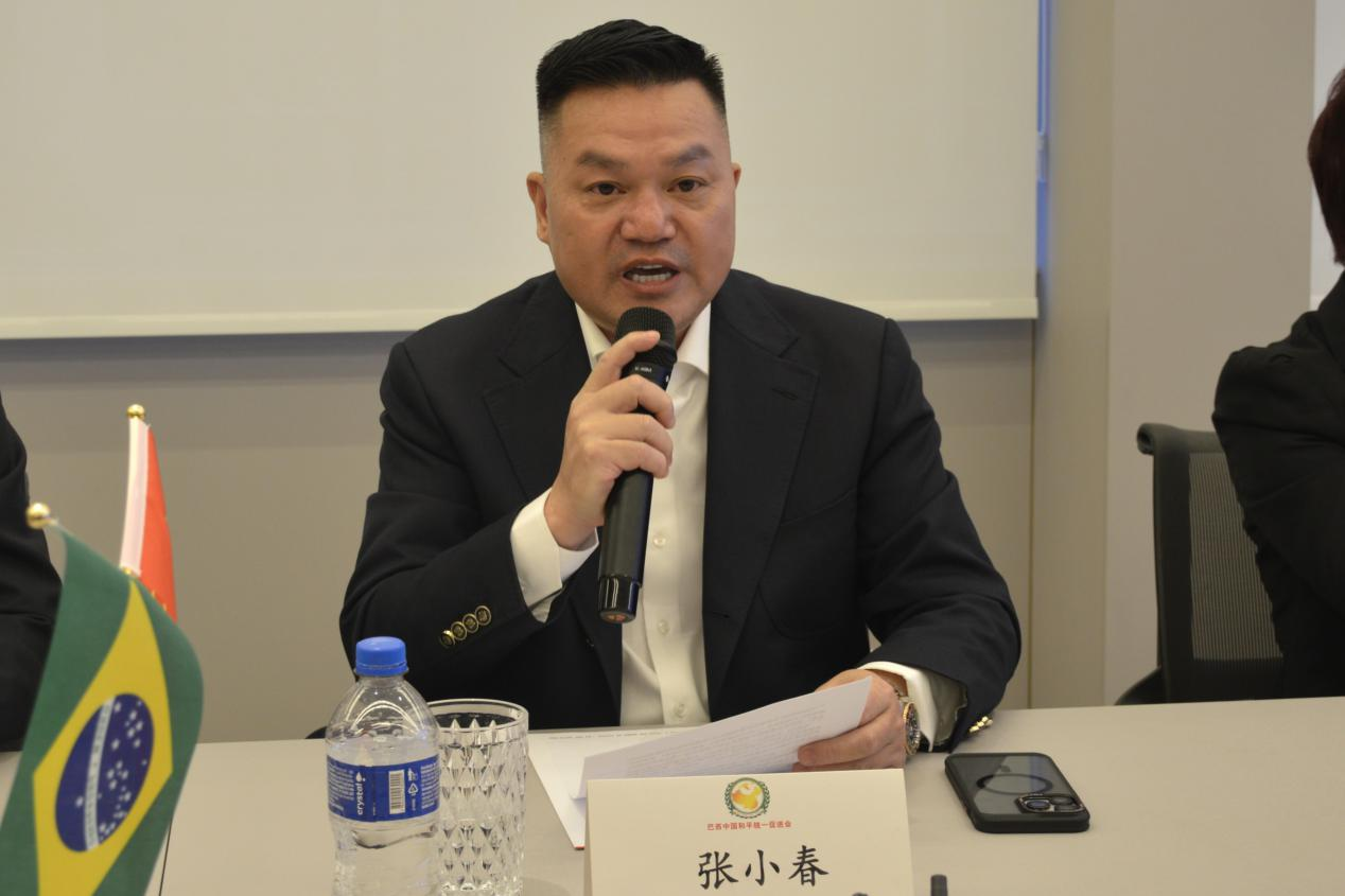 當(dāng)?shù)貢r(shí)間8月15日，紀(jì)念中國(guó)人民抗日戰(zhàn)爭(zhēng)暨世界反法西斯戰(zhàn)爭(zhēng)勝利80周年座談會(huì)在巴西中國(guó)和平統(tǒng)一促進(jìn)會(huì)會(huì)館舉行。圖為巴西中國(guó)和平統(tǒng)一促進(jìn)會(huì)會(huì)長(zhǎng)張小春致歡迎詞。 陳妤汎攝