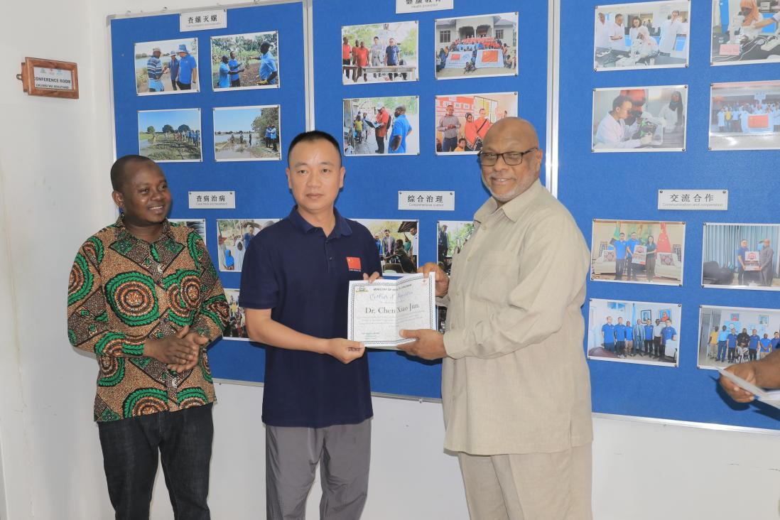 坦桑尼亞桑給巴爾衛(wèi)生部部長馬茲伊拉向?qū)＜医M成員頒發(fā)感謝證書。施亮攝