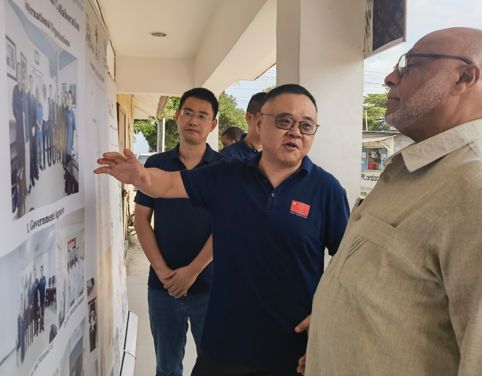 專家組向坦桑尼亞桑給巴爾衛(wèi)生部部長馬茲伊拉介紹項目階段進(jìn)展。施亮攝