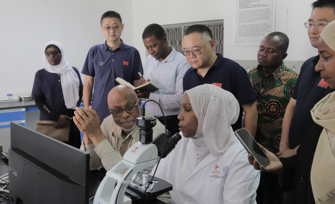 當(dāng)?shù)丶夹g(shù)人員展示人工智能輔助診斷血吸蟲新技術(shù)。施亮攝