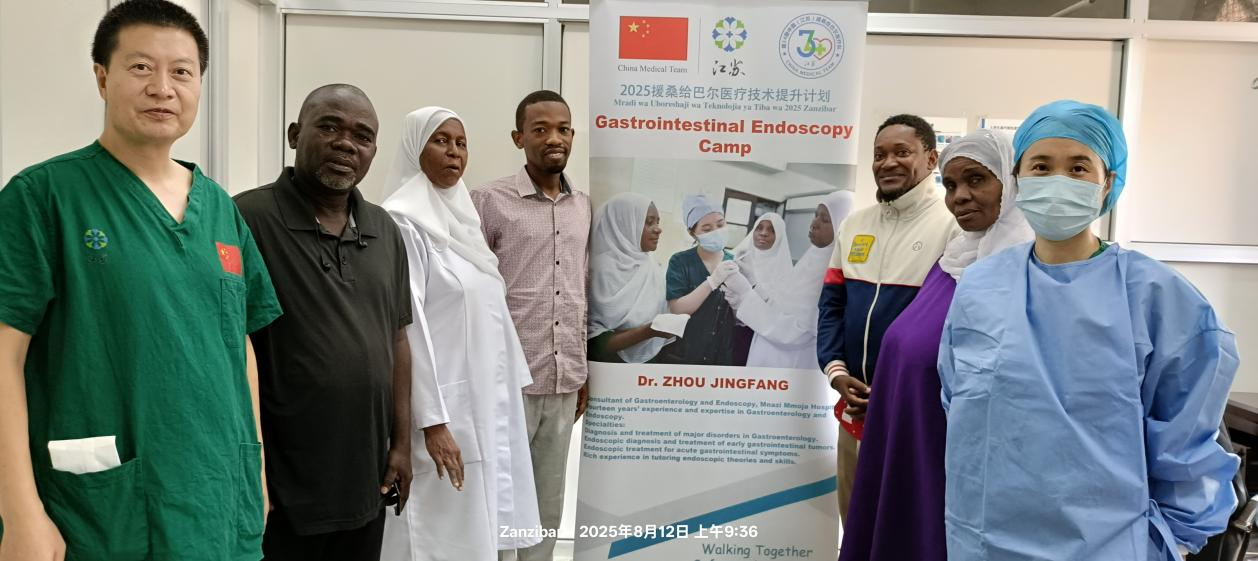 周靜芳（右一）和李廣明（左一）與當(dāng)?shù)蒯t(yī)護(hù)人員合影。中國(guó)援桑醫(yī)療隊(duì)供圖