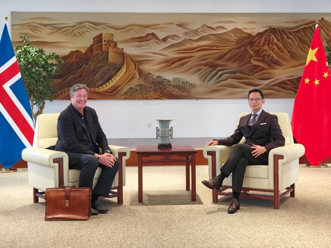 中國駐冰島大使何儒龍會(huì)見冰島極地綠源公司董事長哈德森。中國駐冰島大使館供圖