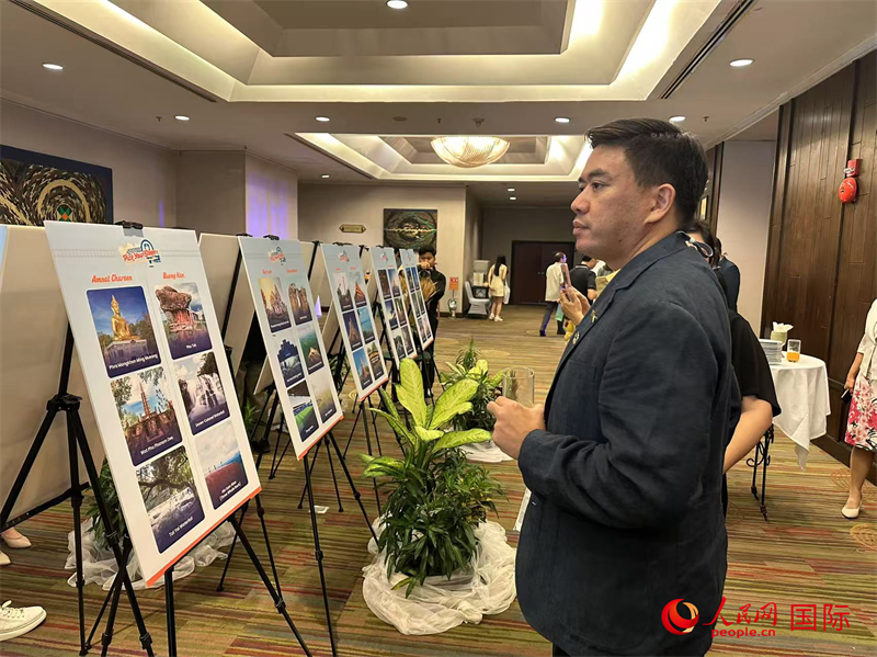 與會(huì)者觀看泰東北十大旅游景點(diǎn)介紹。人民網(wǎng)記者 孫廣勇攝