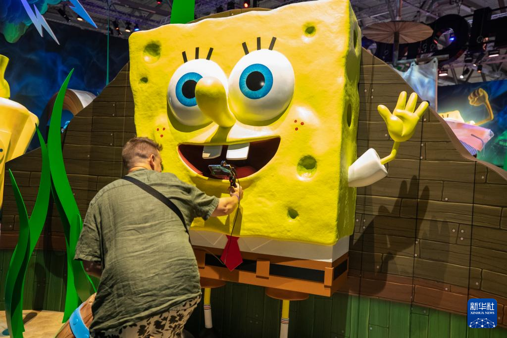 8月20日，在德國科隆，一名男子在2025年科隆國際游戲展上拍攝模型。新華社記者 張帆 攝