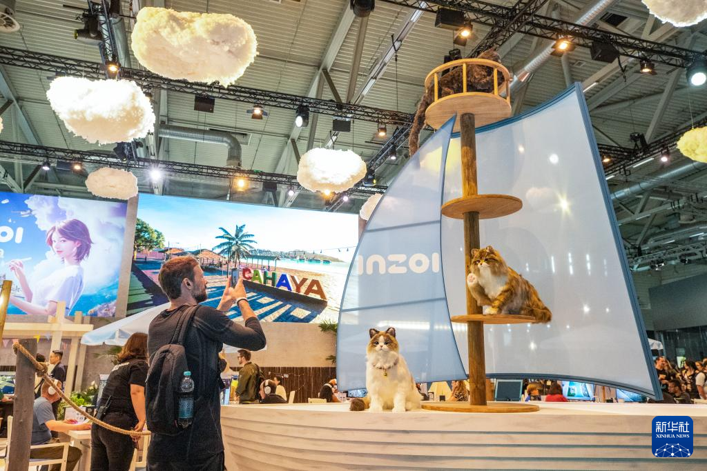 8月20日，在德國科隆，一名男子在2025年科隆國際游戲展上拍攝模型。新華社記者 張帆 攝