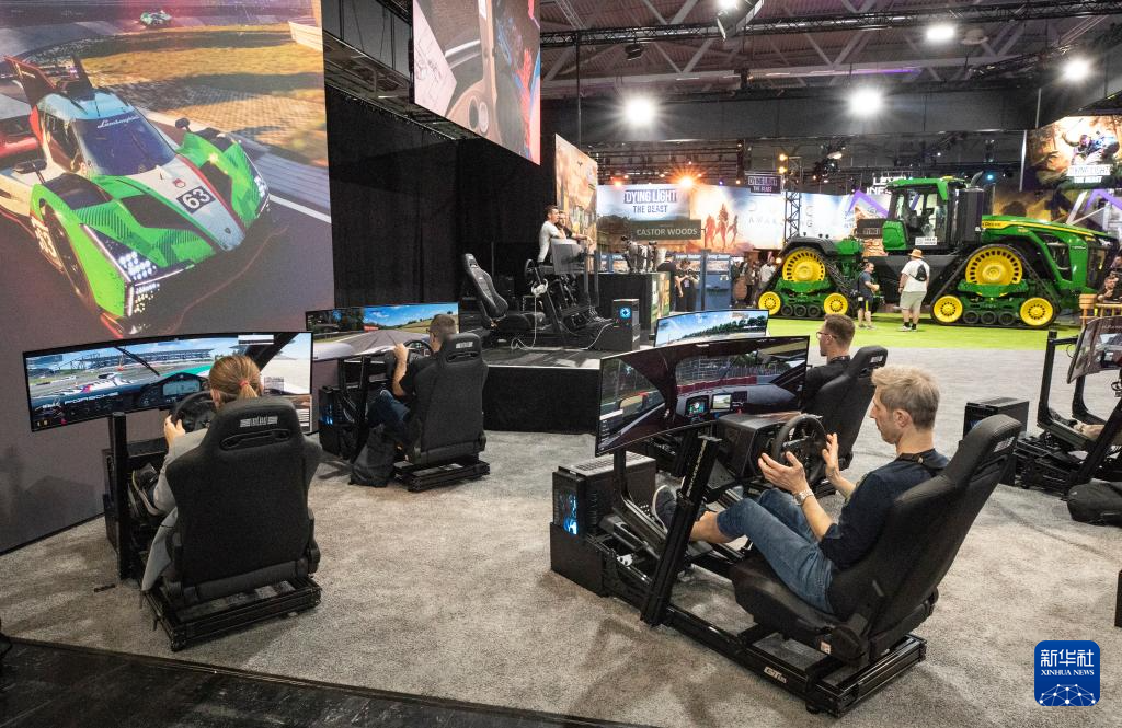 8月20日，在德國科隆，人們在2025年科隆國際游戲展上試玩游戲。新華社記者 張帆 攝