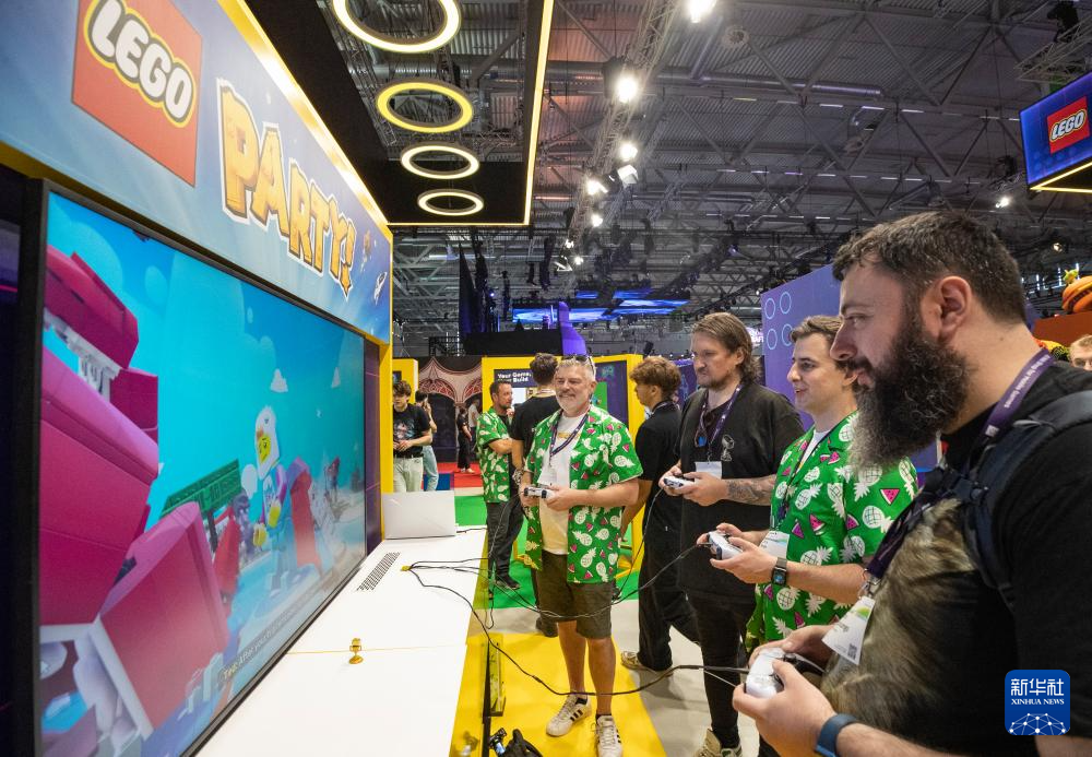 8月20日，在德國(guó)科隆，人們?cè)?025年科隆國(guó)際游戲展上試玩游戲。新華社記者 張帆 攝
