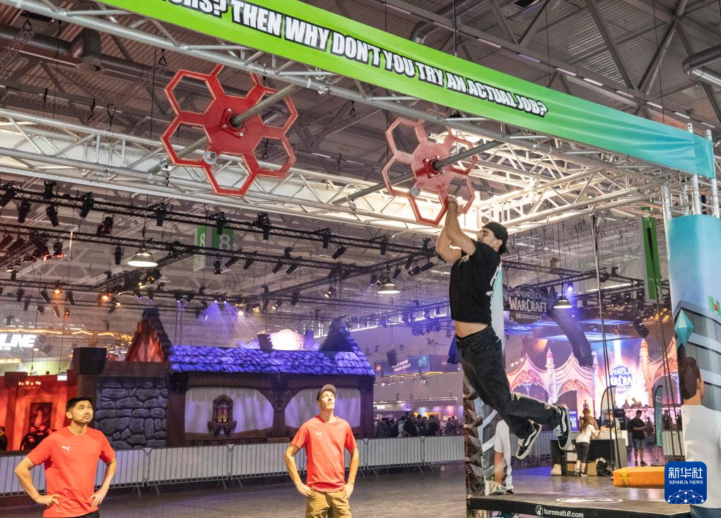 8月20日，在德國科隆，一名男子在2025年科隆國際游戲展上體驗(yàn)闖關(guān)游戲。新華社記者 張帆 攝