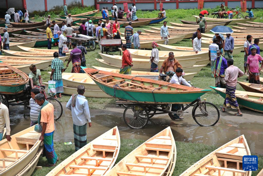 8月20日，人們?cè)诿霞永瓏R尼格甘杰的傳統(tǒng)手工木船市場選購木船。新華社發(fā)（哈比卜·拉赫曼攝）