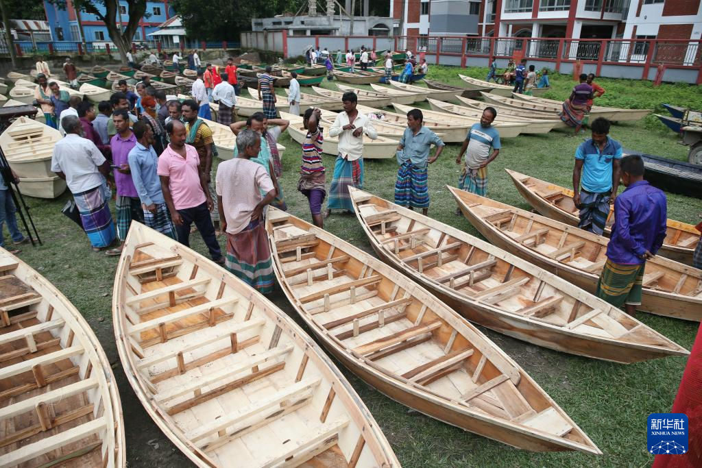 8月20日，人們在孟加拉國馬尼格甘杰的傳統(tǒng)手工木船市場選購木船。新華社發(fā)（哈比卜·拉赫曼攝）
