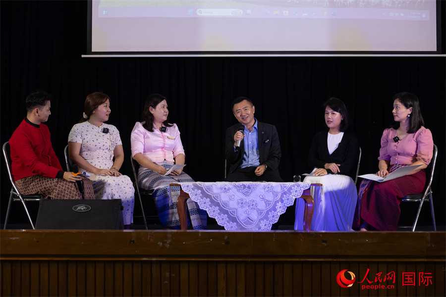 參會嘉賓就緬甸中文教育進行主題訪談。人民網(wǎng)記者 謝佳君攝