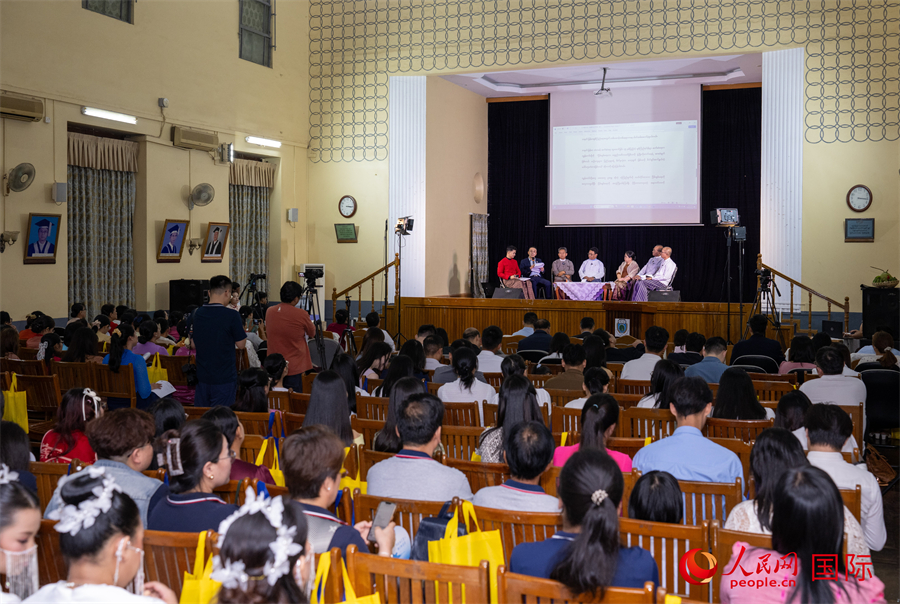 參會嘉賓就中緬傳統(tǒng)文化進(jìn)行主題訪談。人民網(wǎng)記者 謝佳君攝