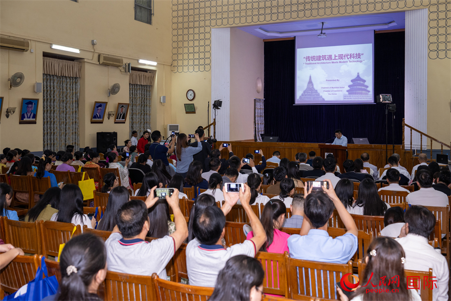 參會(huì)嘉賓就“傳統(tǒng)建筑與現(xiàn)代科技”主題做報(bào)告。人民網(wǎng)記者 謝佳君攝