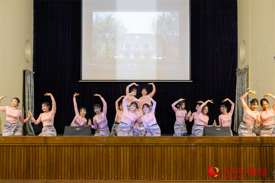 仰光大學(xué)學(xué)生在中緬文化交流會上表演。人民網(wǎng)記者 謝佳君攝