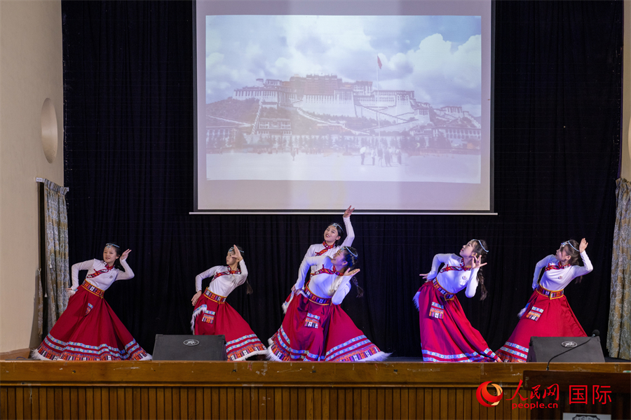 當(dāng)?shù)貙W(xué)生在中緬文化交流會(huì)上表演藏族舞蹈。人民網(wǎng)記者 謝佳君攝