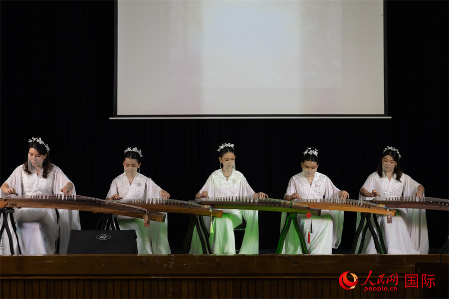當(dāng)?shù)貙W(xué)校師生在中緬文化交流會(huì)上演奏古箏。人民網(wǎng)記者 謝佳君攝
