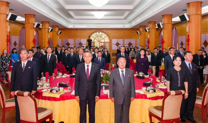 當(dāng)?shù)貢r間8月20日，中國駐朝鮮使館舉辦紀(jì)念中國人民抗日戰(zhàn)爭暨世界反法西斯戰(zhàn)爭勝利80周年招待會。招待會開始前，演奏中朝兩國國歌。中國駐朝鮮使館供圖