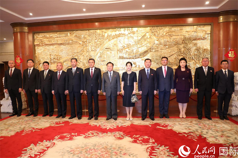 圖為招待會前，中朝主要出席人員在中國駐朝鮮使館合影留念。 人民網(wǎng)記者 劉融攝