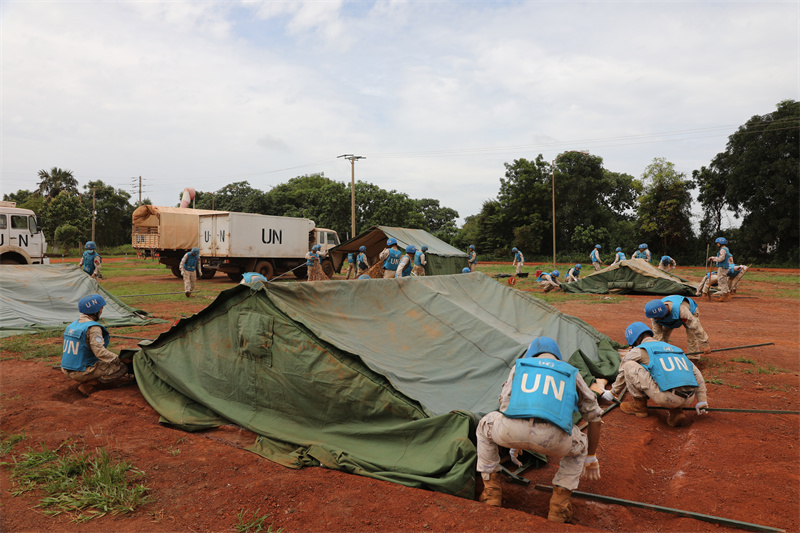 圖為維和工兵分隊正在進行臨時行動基地建設(shè)演練。（張曉昆 攝）2
