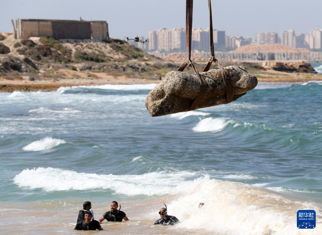 8月21日，在埃及亞歷山大附近的海濱，石刻雕像被打撈出水。新華社記者 隋先凱 攝