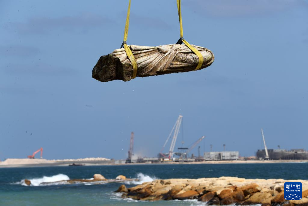 8月21日，在埃及亞歷山大附近的海濱，石刻雕像被打撈出水。新華社記者 隋先凱 攝