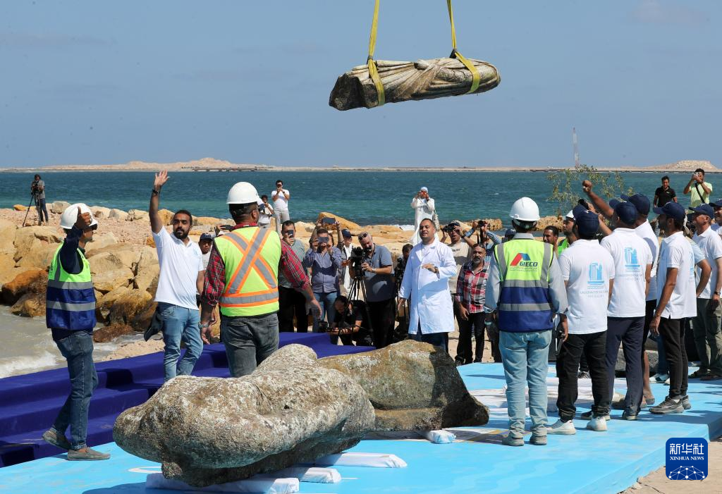 8月21日，在埃及亞歷山大附近的海濱，工作人員幫助安放被打撈出水的石刻雕像。新華社記者 隋先凱 攝