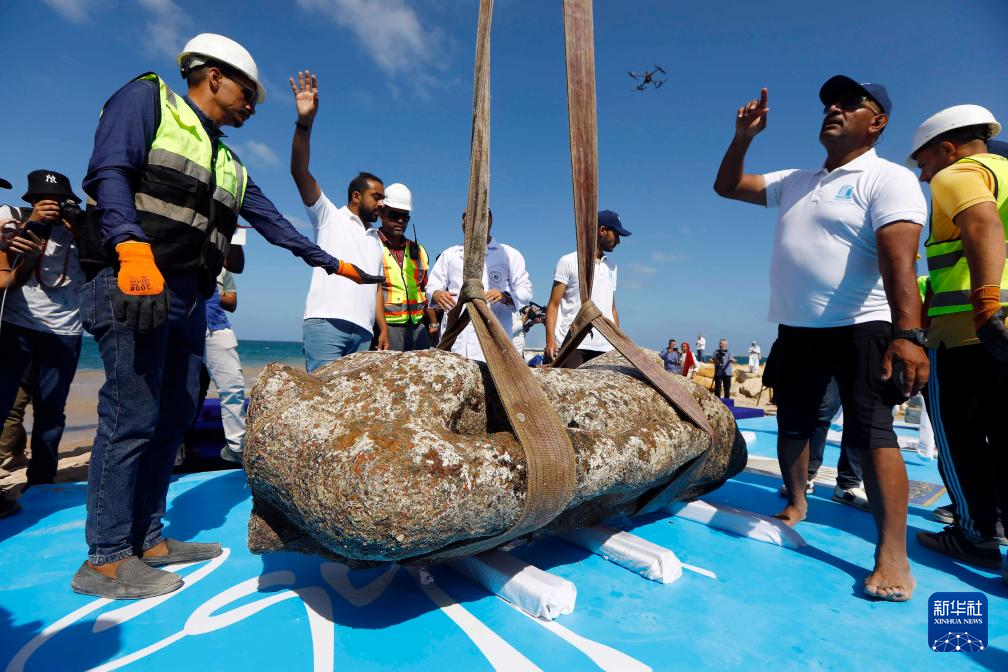8月21日，在埃及亞歷山大附近的海濱，工作人員幫助安放被打撈出水的石刻雕像。新華社發(fā)（艾哈邁德·戈馬攝）